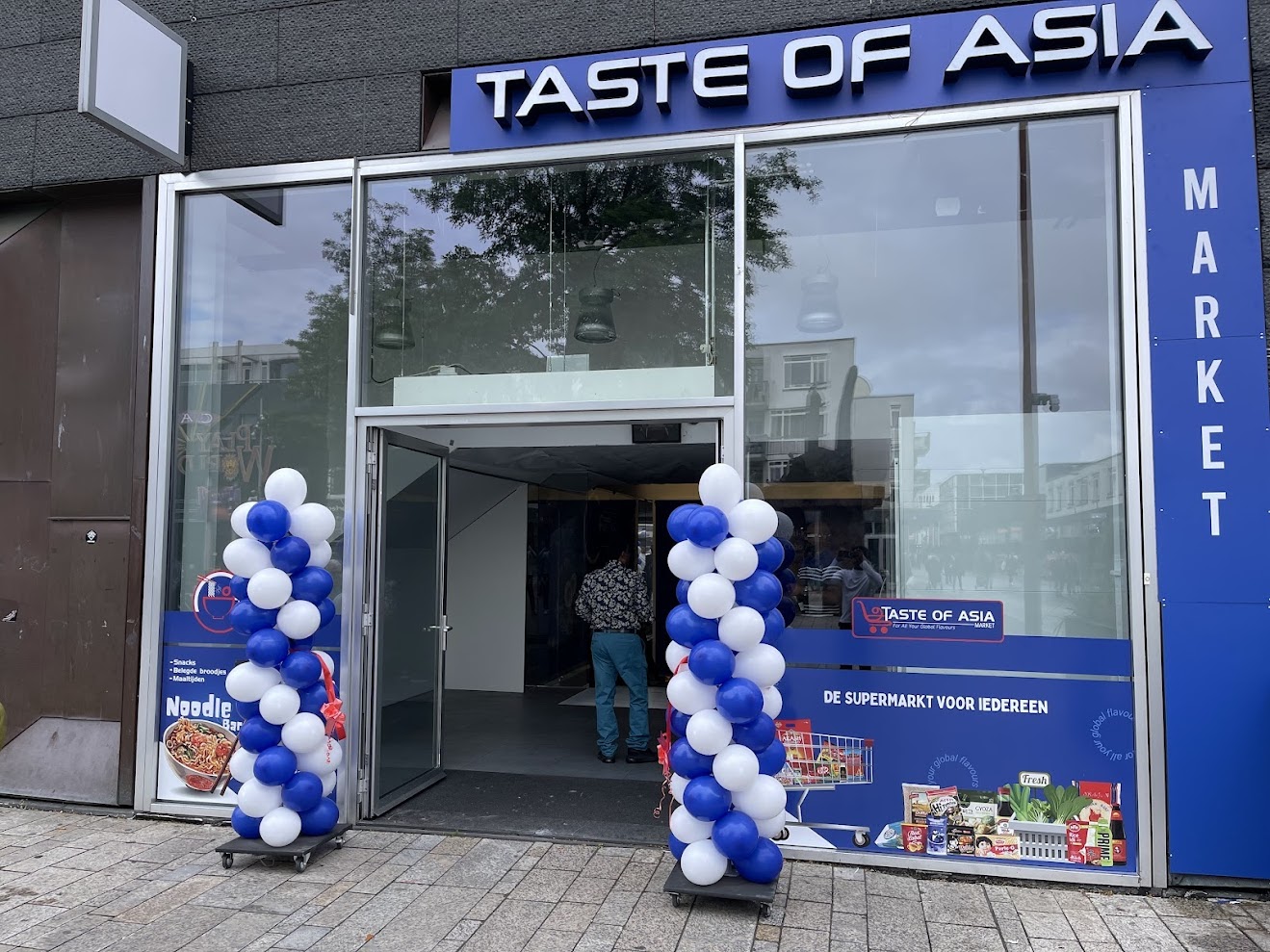 Taste of Asia Market winkelgevel in Almere Centrum