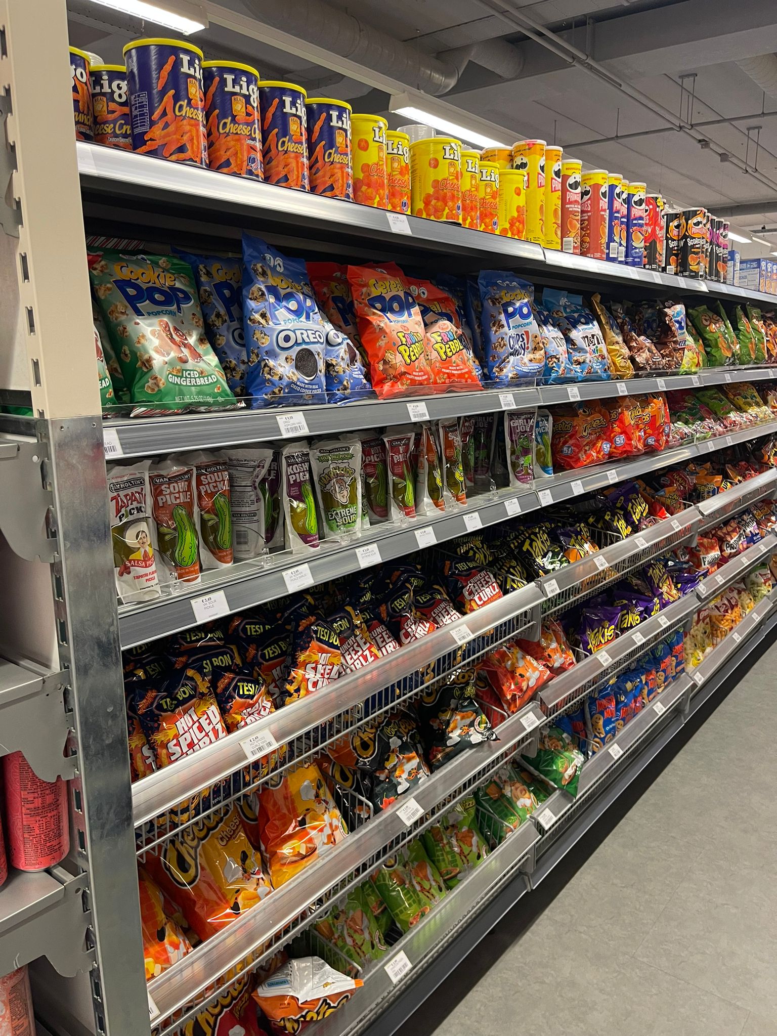 Aziatische snacks en chips in de winkel